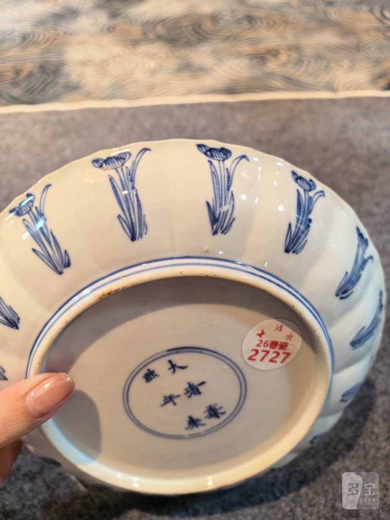 清康熙 青花人物瓜棱型盘一对 - 图7